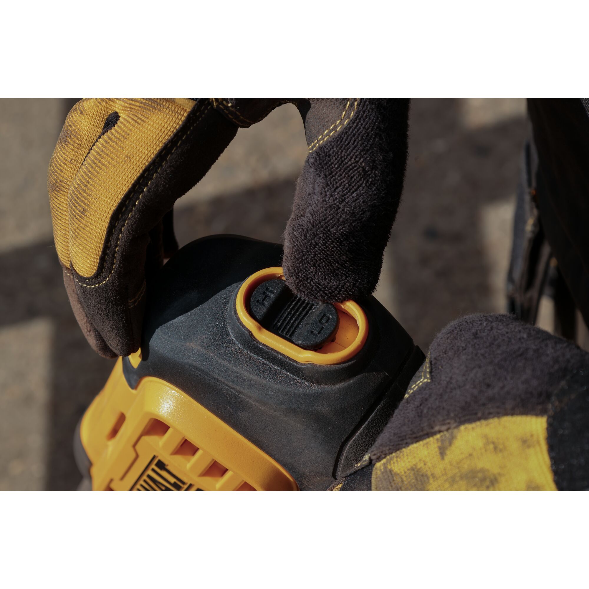 Power level switch on the DEWALT 54V XR FLEXVOLT Power Cleaner